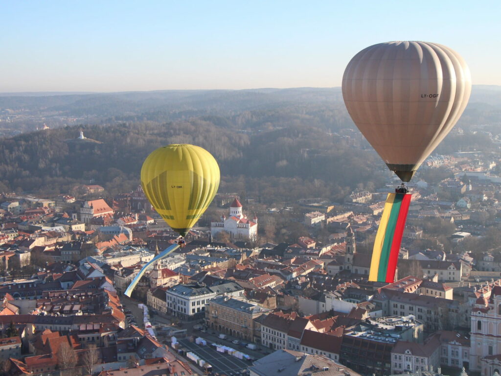 oro_balionai_su_ukrainos_lietuvos_veliavomis