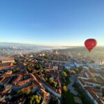 rukas-virs-vilniaus-senamiescio-is-oro-baliono